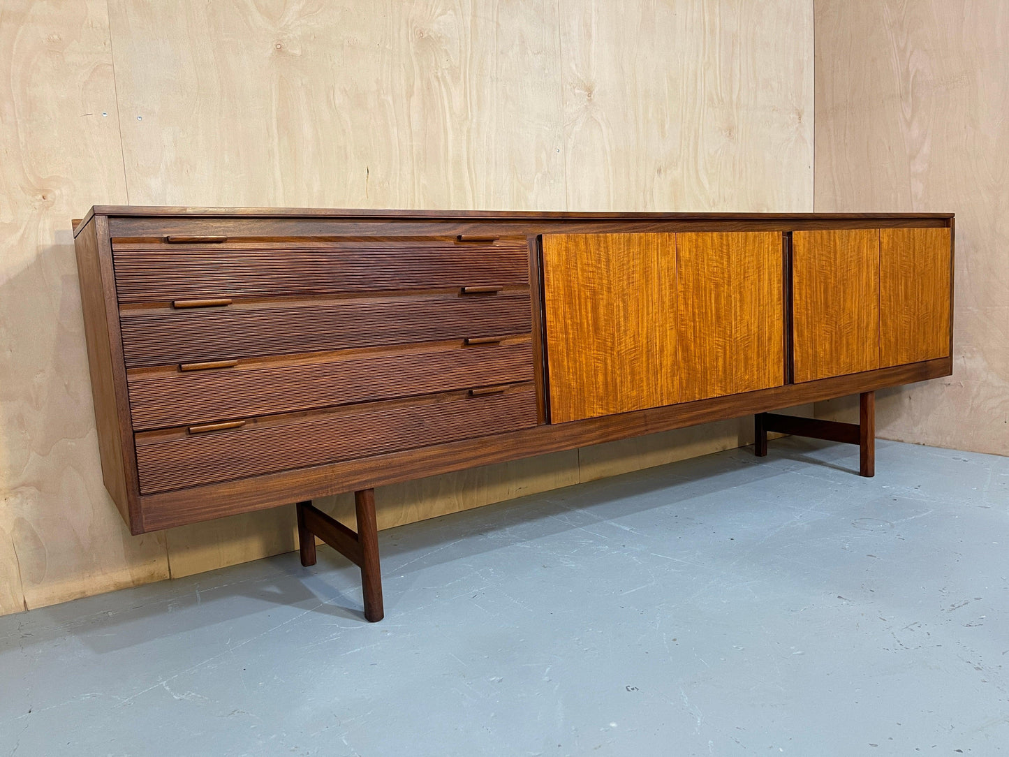 Mid Century Knightsbridge Sideboard by Robert Heritage for Archie Shine 1960’s - Supramobili